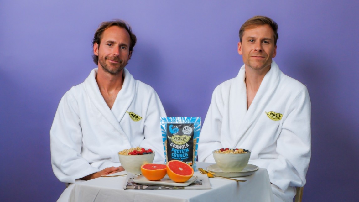 De oprichters van Holie aan de 'Protein Crunch' granola