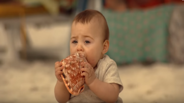 KLM maakt commercial over reislustige baby