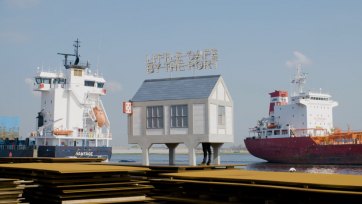 Gasten vertellen onbekende verhalen Amsterdamse haven in 'little café by the port'