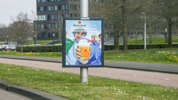 Heineken haalt posters voor Silver-bier weg omdat modellen te jong lijken