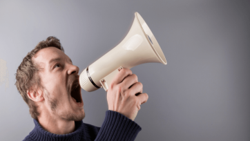8 keer de mooiste reacties van bedrijven in caps lock