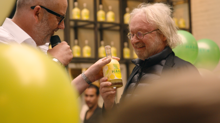 De Winter krijgt zijn eigen limoncello uitgereikt uit handen van Idtv-directeur Marc Pos