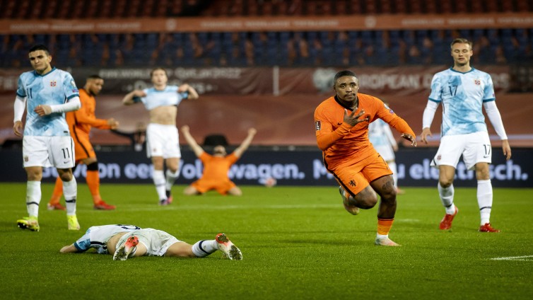 Steven Bergwijn maakt 1-0 tegen Noren in kwalificatiewedstrijd voor WK Qatar - ANP Koen van der Weel