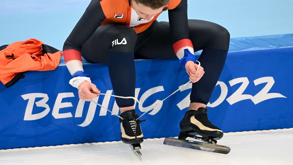 Ireen Wust trekt haar Viking-schaatsen uit na haar gouden 1500-meterrace