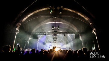 Een dancefeest is een kerkdienst, een merkuiting mag die niet verstoren