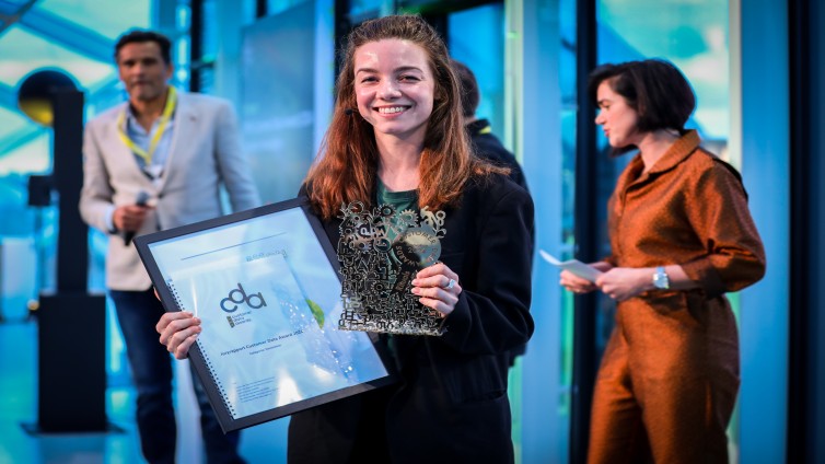 Rafne ten Oever, senior manager analytics &amp; AI bij Rituals, met de award