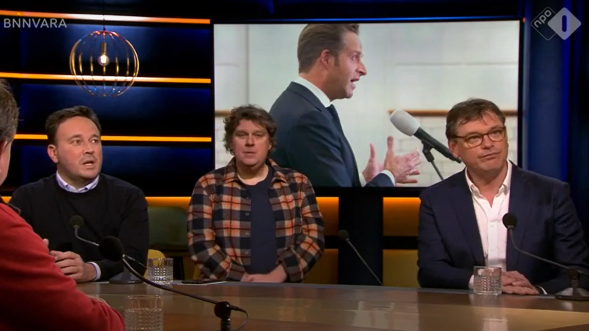 Xander van der Wulp (l) en Joost Vullings bij Op1. in het midden 'mediapersoonlijkheid' Diederik Ebbinge.