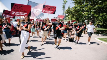 JongeHonden en RA*W trappen af in Cannes met protestmars en Bas Korsten