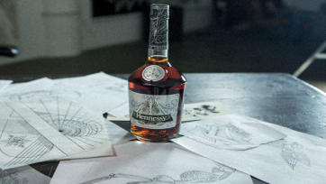 Tatoeëerder ontwerpt cognacfles voor Hennessy