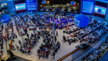 Digitale bureaus op podium Campus Party