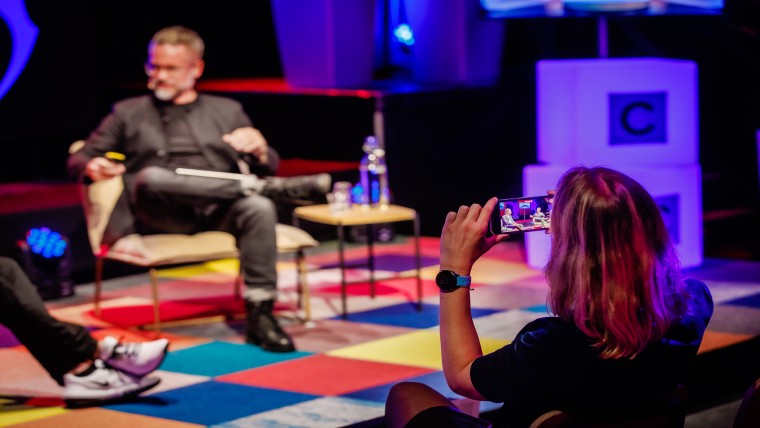 Bert Hagendoorn op het podium tijdens CreatievNL Live op Dutch Design Week