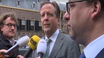 Die lachwekkende foto van Pechtold en Koolmees werkt contraproductief