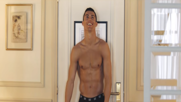 Schaars geklede Cristiano Ronaldo in campagne Altice USA