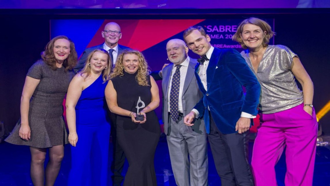 Betrokken mensen van Odido en Bijl PR bij het in ontvangst nemen van de Diamond-Sabre-Award. Derde van rechts staat Paul Holmes, oprichter…