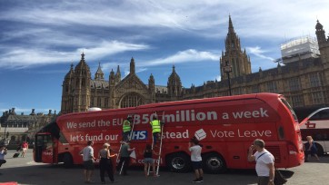 PR-stunt: Greenpeace koopt de omstreden Brexit-bus en beplakt die met oproepen