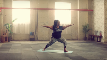 Viral van de week: Yoga-model met maatje meer