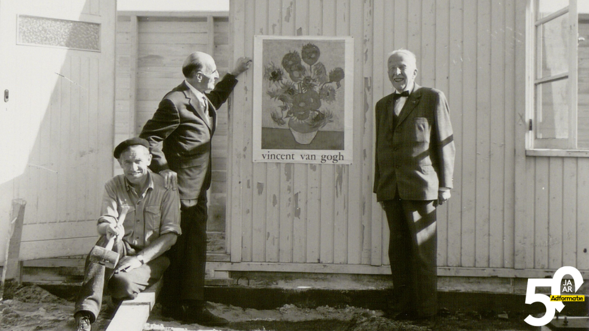 Ir. Vincent van Gogh (r) op bouwplaats Van Gogh Museum 1970