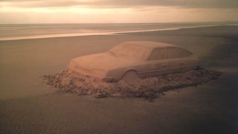 Citroen in het zand