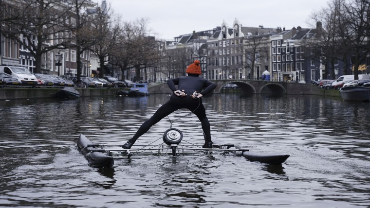 Kunstenaar Frankey, Natwerk, schaatst Keizersrace op Amsterdamse grachten