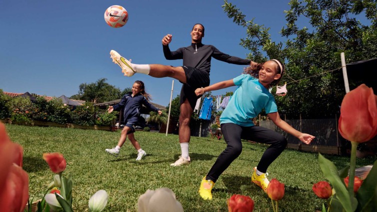 Virgil van Dijk met dochters