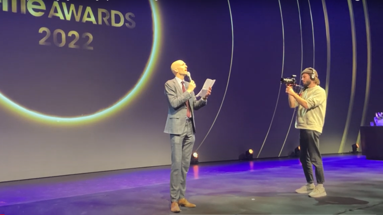 Acteur en cabaretier Sieger Sloot spreekt de zaal tijdens de uitreiking van de Effie Awards toe