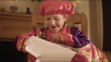 Sinterklaas verrast klanten van Dirk in hartverwarmende video