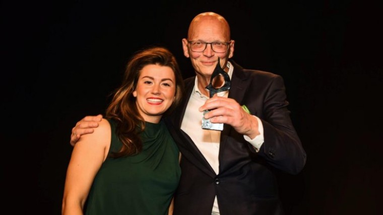 Sophia Weavers (l) Ruud Bijl van Bijl PR met de award