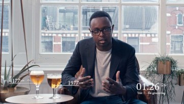 Wijnsommelier test Leffe bierglas in nieuwe campagne