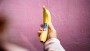 Chiquita brengt borstkanker onder aandacht met roze stickers op bananen