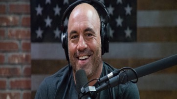 Joe Rogan verwijdert ruim 100 podcasts van Spotify wegens racisme