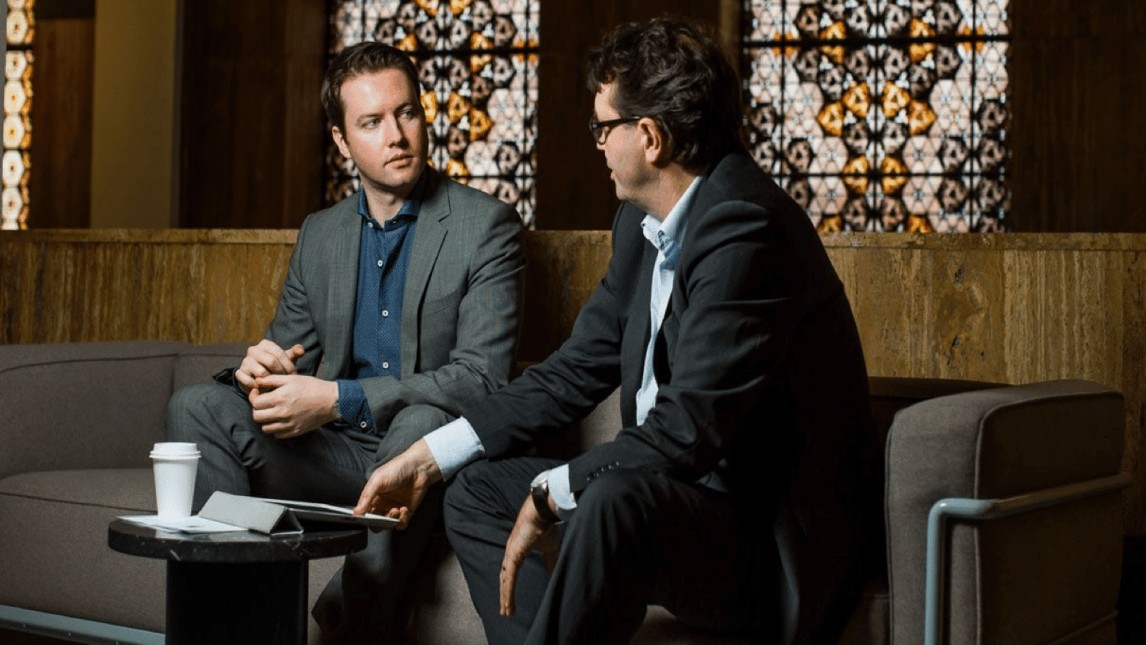 Vincent Nieuwelink (l) en Peter ter Horst, de oprichters van Hague in gesprek