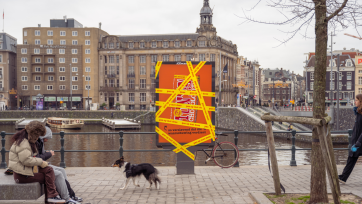 Tony's Chocolonely waarschuwt in outdoorcampagne voor 'verslavende' karamel-zeezout-reep