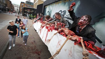 Pretpark promoot nieuwe attracties met ‘echte’ zombies op billboard