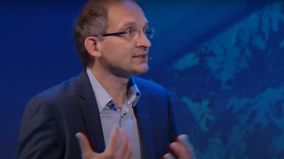 Secretaris-directeur Erik Keulers legde oorzaak voor veranderingen neer bij een junior-medewerker.