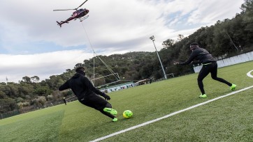 Voetballer Mario Balotelli neemt het op tegen YouTubers in 's werelds eerst helikopter-strafschopserie