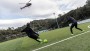 Voetballer Mario Balotelli neemt het op tegen YouTubers in 's werelds eerst helikopter-strafschopserie