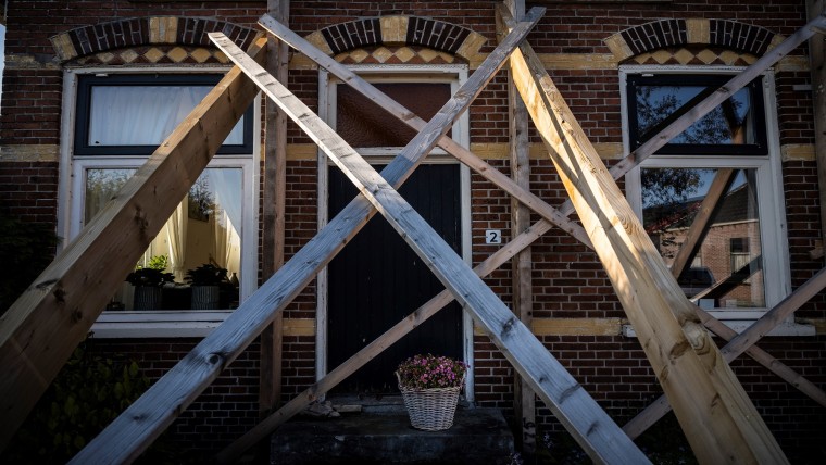 Beschadigd huis in Overschild na aardbeving Groningen 