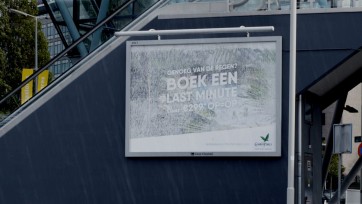 Center Parcs haakt in op herfstweer met ‘regenbillboard’