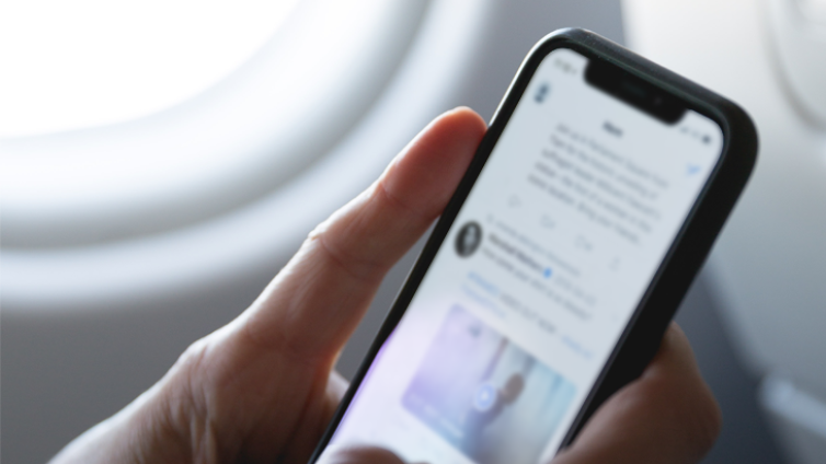 Smartphone in hand met Twitter geopend