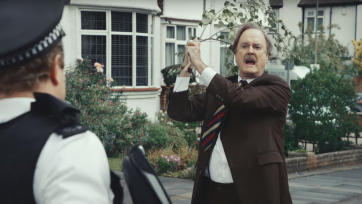 John Cleese is toe aan een brilletje in nieuwe Specsavers-commercial