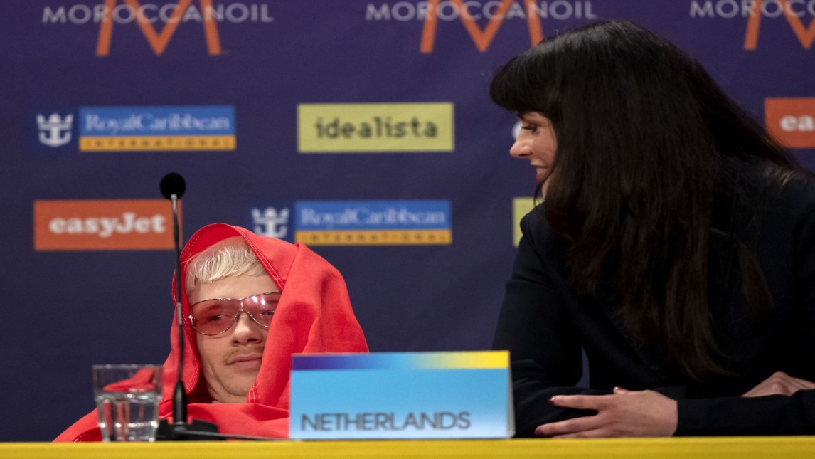 Joost Klein tijdens persconferentie na halve finale Eurovisie Songfestival.