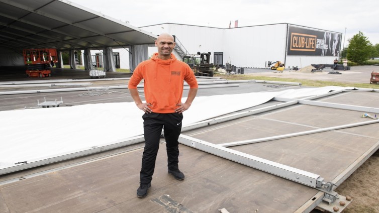 Eigenaar Lucién Hoek tijdens de bouw van de overkapping