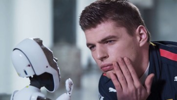 Max Verstappen raakt bevriend met een robot in campagne voor Exact