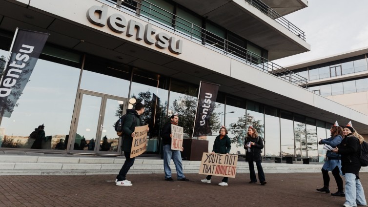 Handjevol actievoerders bij het kantoor van Dentsu