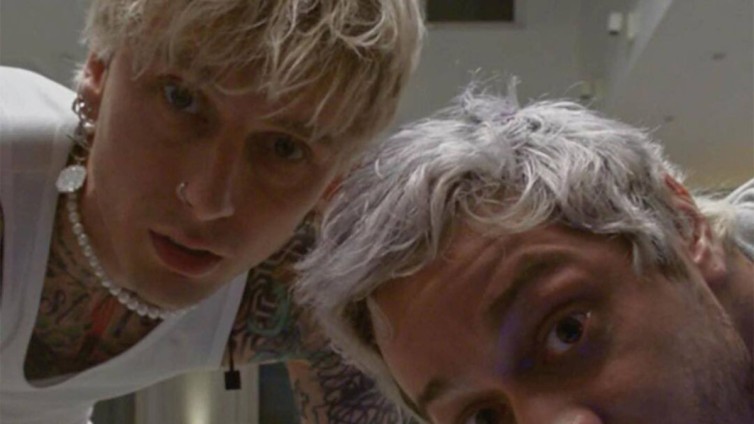 Afbeelding van Machine Gun Kelly en Pete Davidson tijdens live video voor Calvin Klein