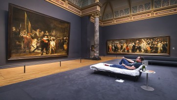 Rijksmuseum laat 10 miljoenste bezoeker bij de Nachtwacht slapen