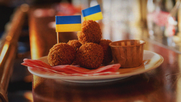 Horeca verandert Hollandse snackvlaggetjes in 'Snackflags for Ukraine'