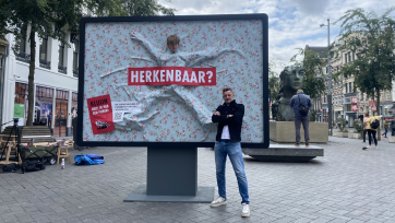 Kluun trekt met levend billboard door het land om boek te promoten