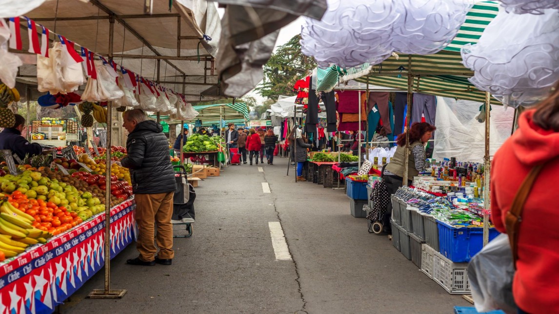 Markt in Puente Alto in Santiago, Chili, met veel gezond fruit