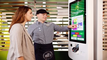 McDonald’s gaat in steeds meer restaurants aan tafel serveren